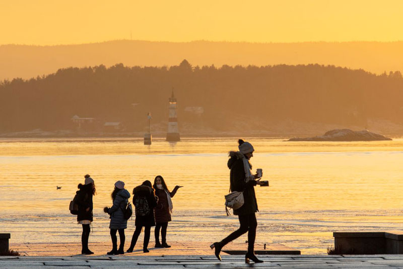 Bilde som viser en ensom kvinne gå over en brygge en vinterdag