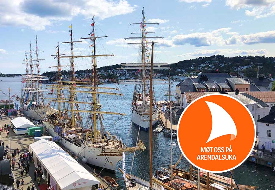 Pollen i Arendal fylt med fullriggere under Arendalsuka. En oransje sirkel med teksten "møt oss på Arendalsuka" ligger oppå bildet