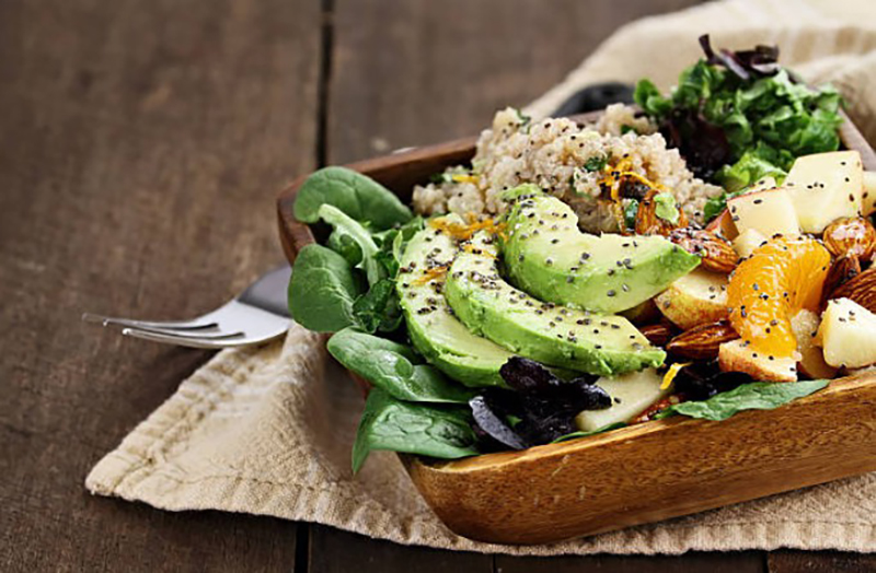 En tretallerken med matretten bowl med mange grønnsaker