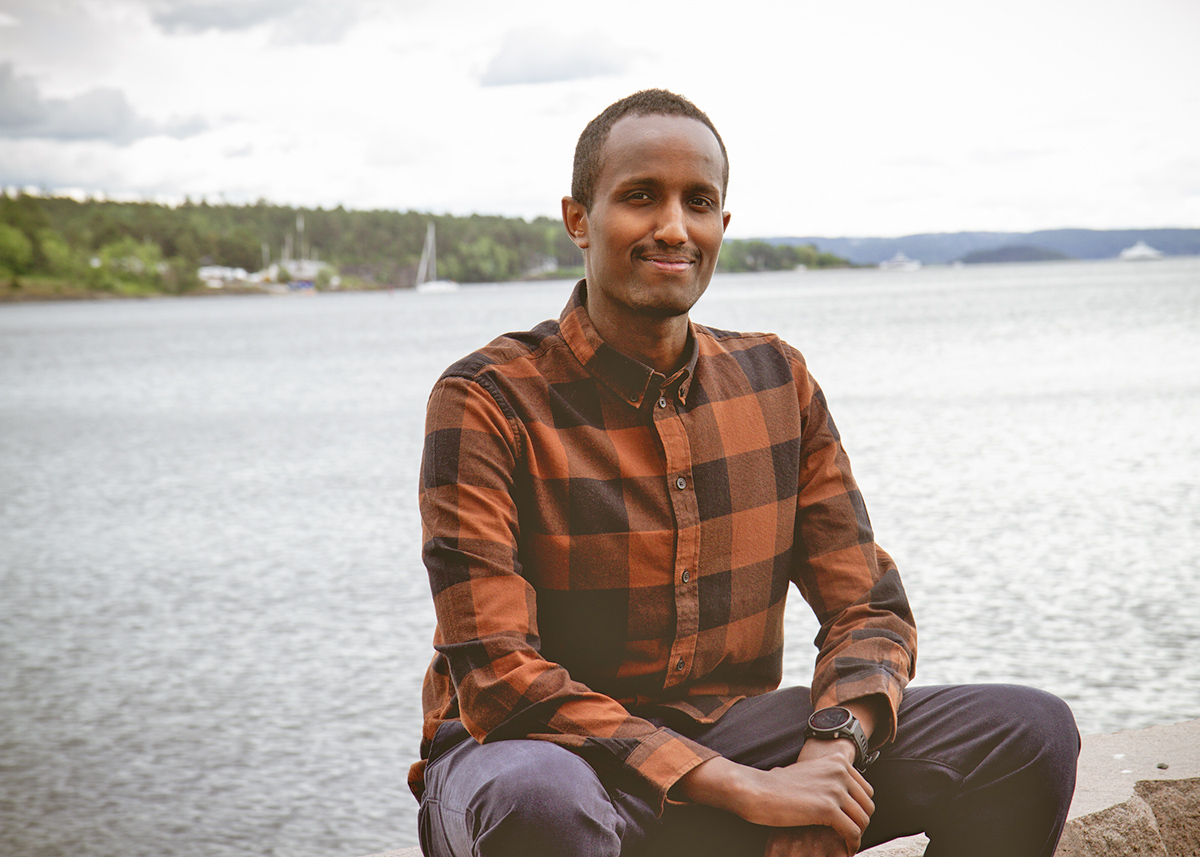 Majad Jama, ung mann med fjorden  i bakgrunnen